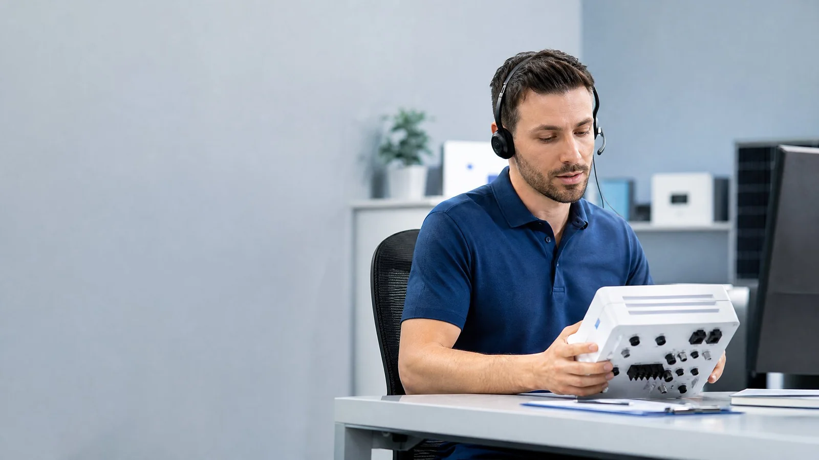 HousePlus customer support team answering wholesale buyer questions